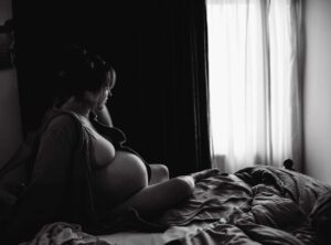 Doula Dorene Barende op bed zwart wit