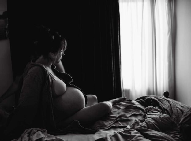 Doula Dorene Barende op bed zwart wit