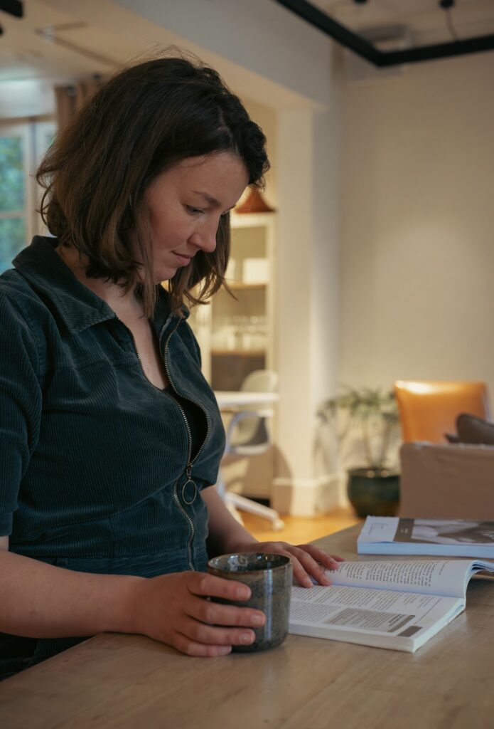 Margot leest wetenschappelijk tijdschrift